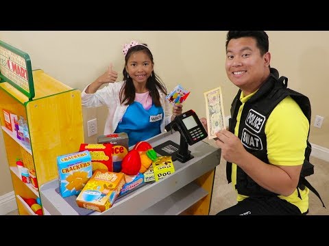 ⁣Wendy Pretend Playing at Super Market & Helping Customers