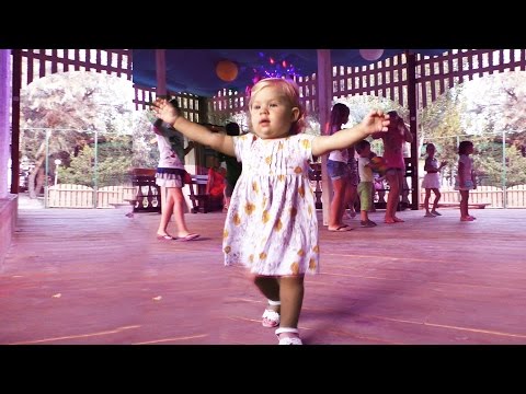 ✿ Танцуем на дискотеке Катаемся на качеле Гуляем в колясочке с Ромой/ Kids on swing, Dance on Dicso