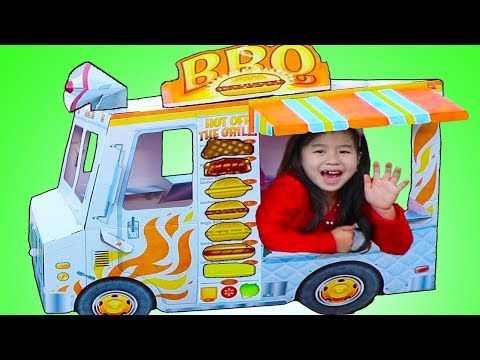 Jannie Pretend Play with GIANT BBQ Food & Ice Cream Truck