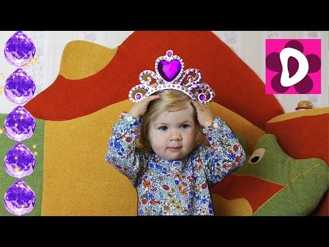 Диана меряет Корону с Сюрпризом из Набора Sofia the First unboxing new toys