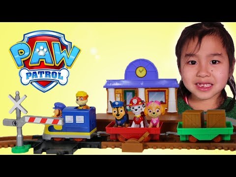 Jannie Builds & Plays with Paw Patrol Toy Playset