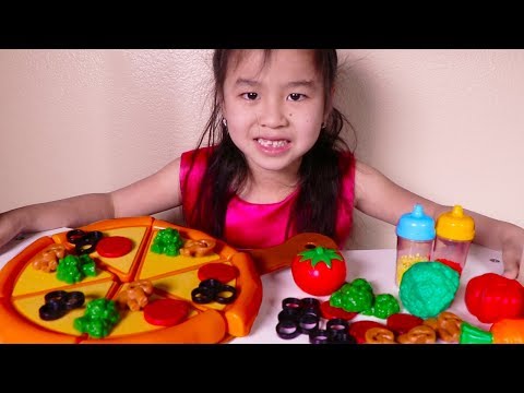 ⁣Jannie & Uncle Pretend Play with Toy Pizza Velcro Playset