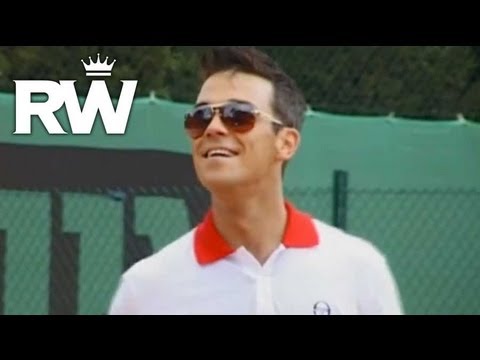 Robbie Williams | 'Eternity' | Robbie Shows Off His Golfing Tricks