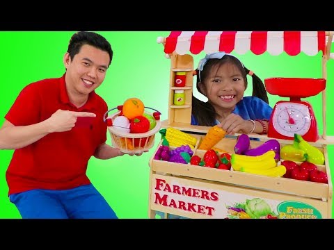 Wendy Pretend Play with Farmers Market Food Stand Toy Selling Fruits & Veggies