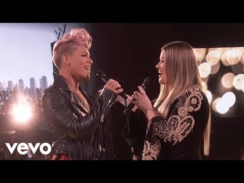 Kelly Clarkson, P!nk - Everybody Hurts (2017 American Music Awards)